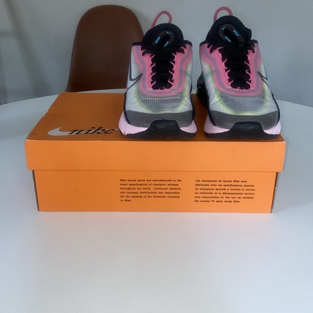 Nike Women's Sneakers in Black, Pink, and Gray - Picture 4 of 9